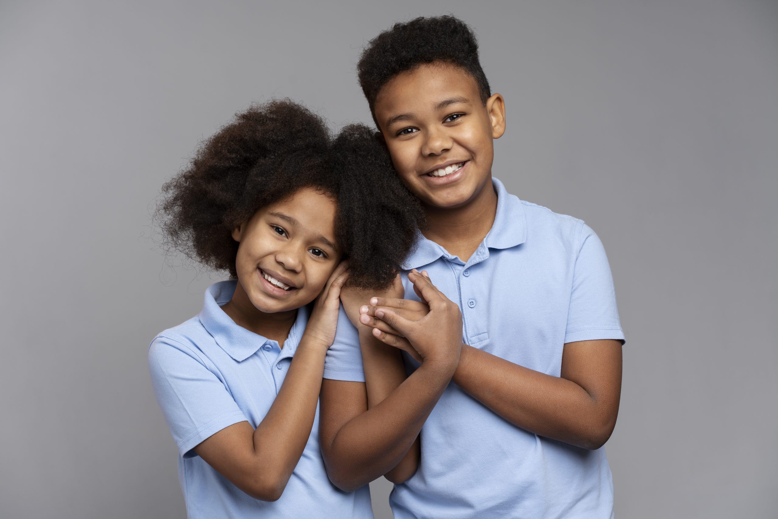lindos-hermanos-posando-juntos